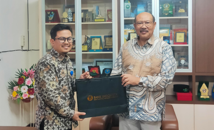 2 Kenang-kenangan diserahkan Kepala Perwakilan BI Kediri kepada Rektor UNISKA Kediri sebagai penutup audiensi strategis yang membahas kolaborasi berkelanjutan di bidang pengajaran dan pengabdian.