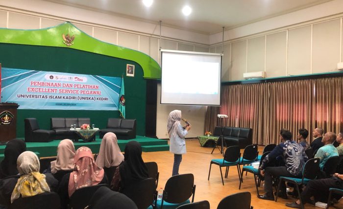 Narasumber dari BSI Area Kediri, Esti Nurwulan, memaparkan materi mengenai strategi membangun budaya excellent service dalam lingkungan kerja kampus.