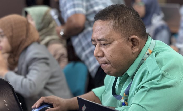 Suasana praktik pelatihan AI: peserta fokus mengerjakan simulasi penulisan ilmiah dengan dukungan aplikasi AI, sebagai upaya meningkatkan kualitas publikasi akademik.