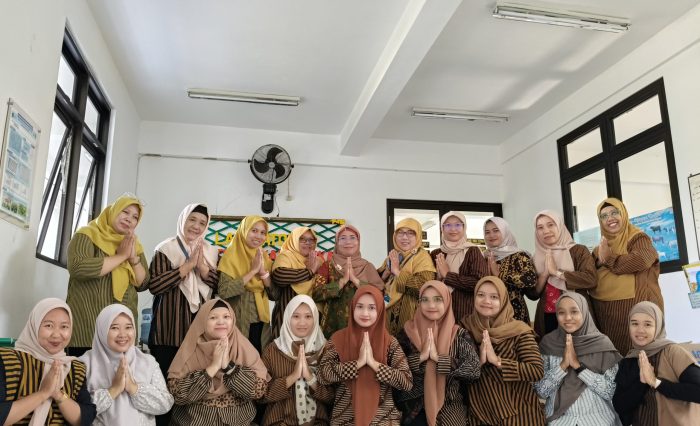 WhatsApp Image 2025-07-09 at 18.44.12 Seluruh peserta Khotmil Qur’an berfoto bersama usai doa dan syukuran, memperkuat ukhuwah di lingkungan Fakultas Pertanian UNISKA Kediri.